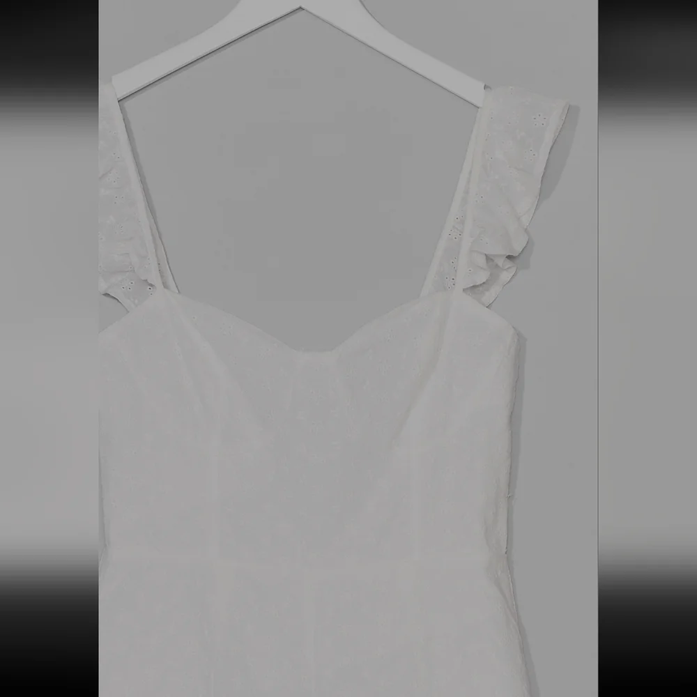 Nasty Gal Broderie Strappy Playsuit NWT size 8 - Picture 5 of 6